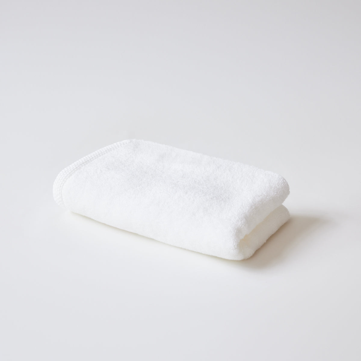肌に優しい摩擦レスタオル。卓越したバルキー性と高吸水性。33cm × 110cm
color:ホワイト