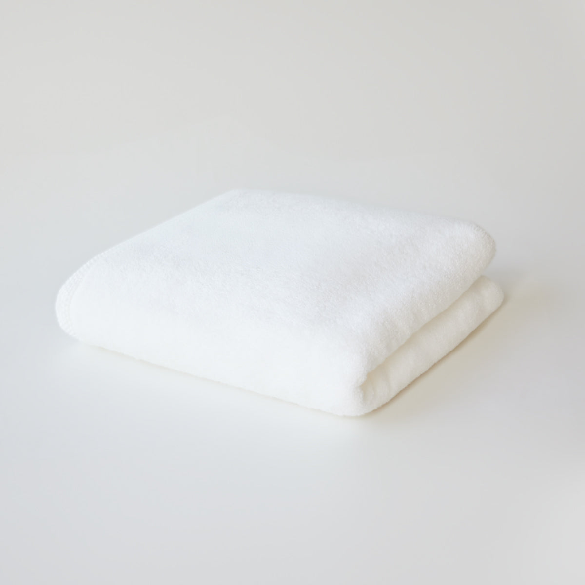 シルクのような光沢とふわふわ感。速乾性が高く、長く美しい状態を維持。50cm × 100cm
color:ホワイト